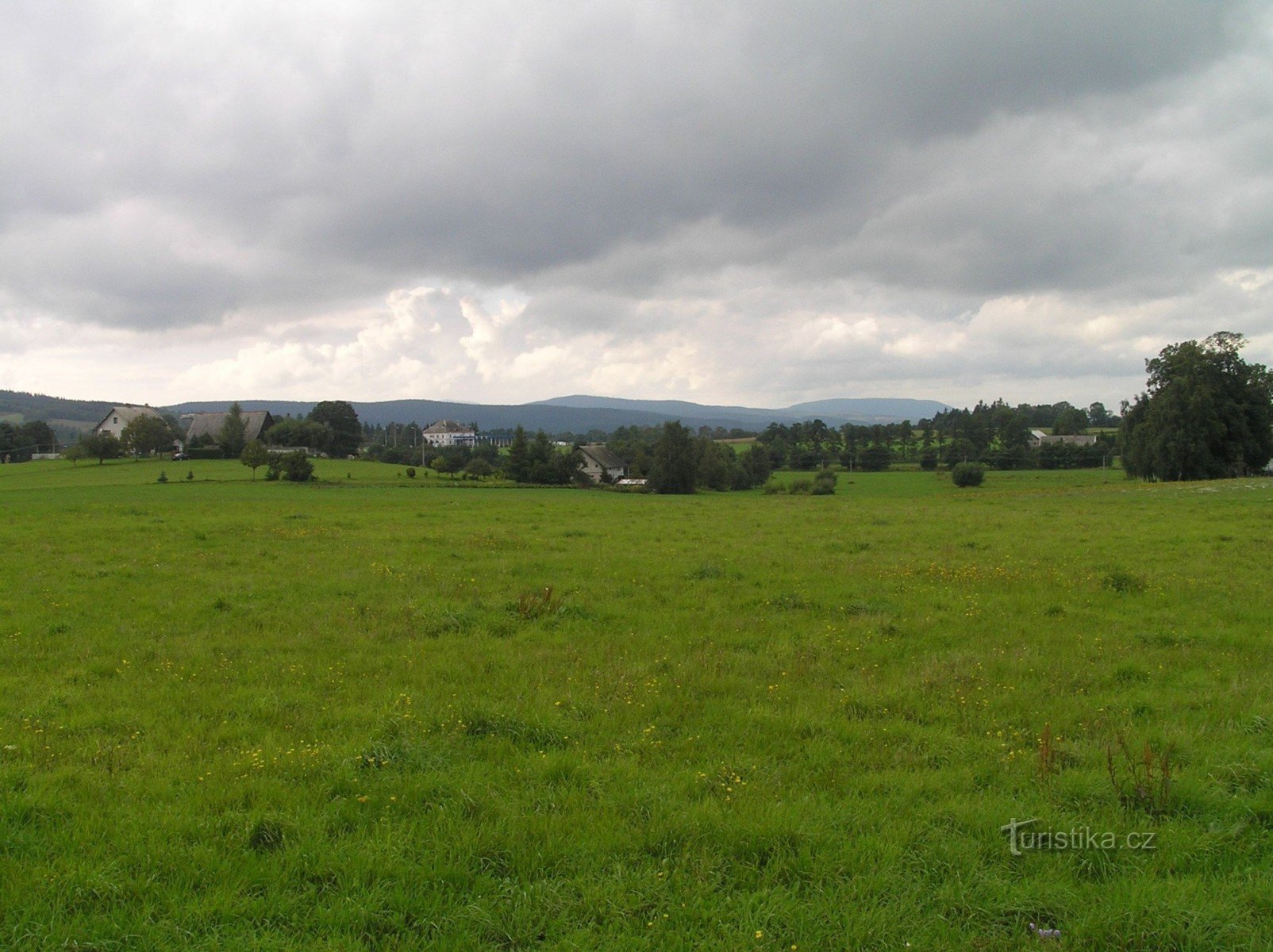 În stânga, clădirea vămii