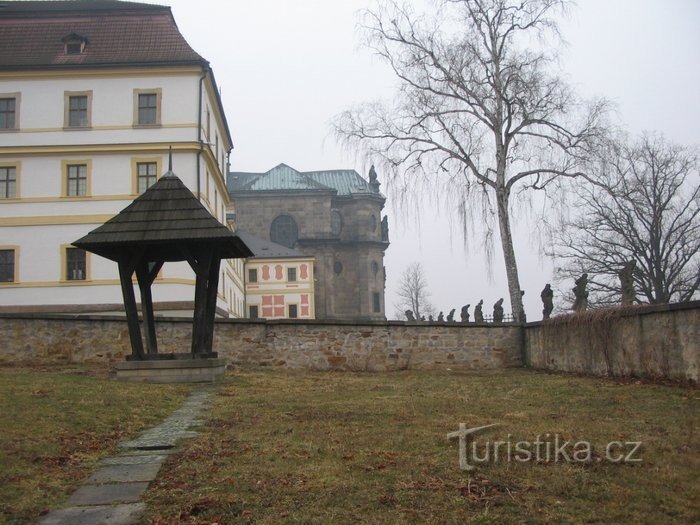 links das Gebäude des Tschechischen Pharmazeutischen Museums und dahinter die Kirche der Hl. Dreifaltigkeit