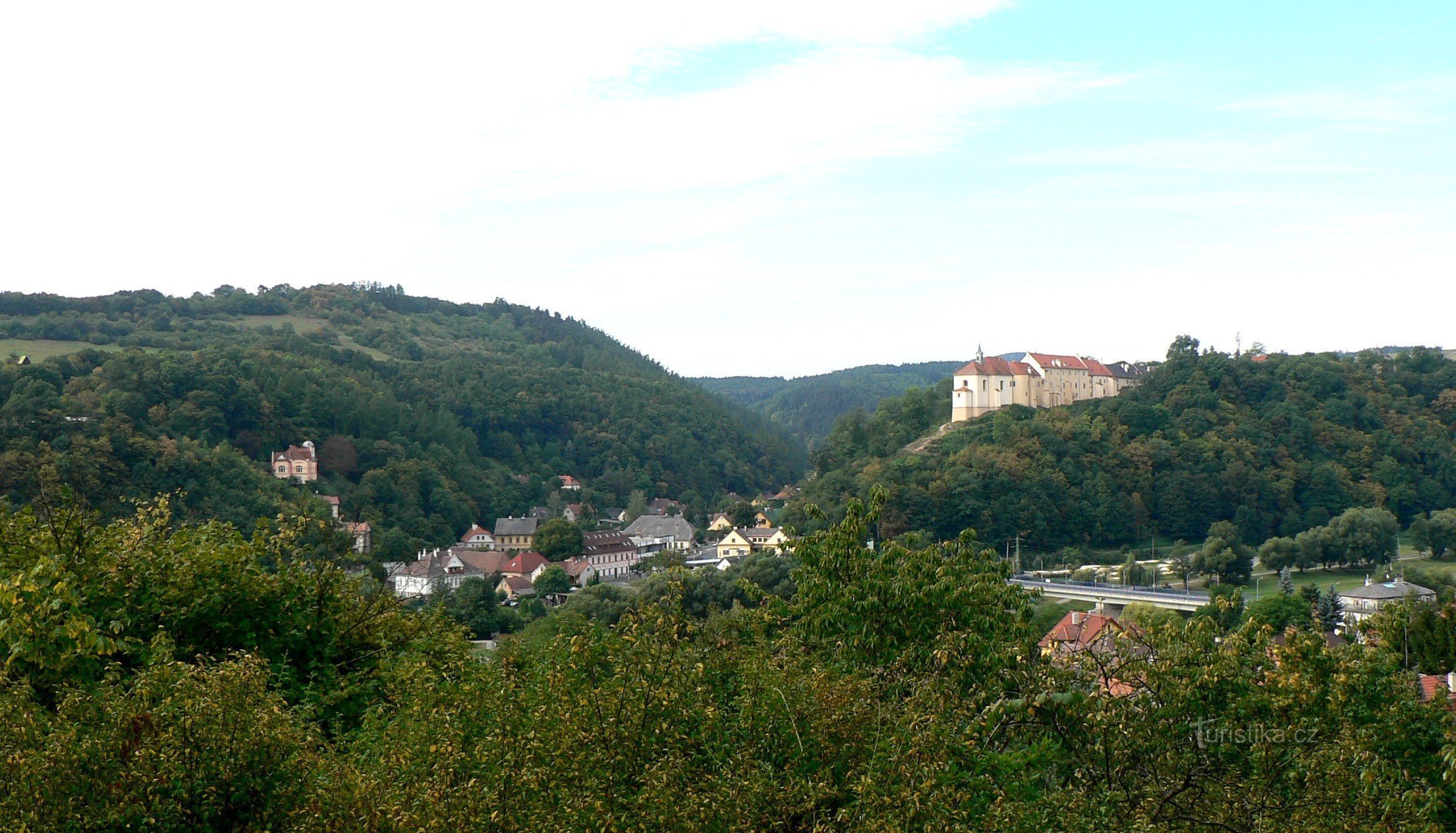 po lewej obserwatorium, po prawej zamek, a pod nim most na Berounka