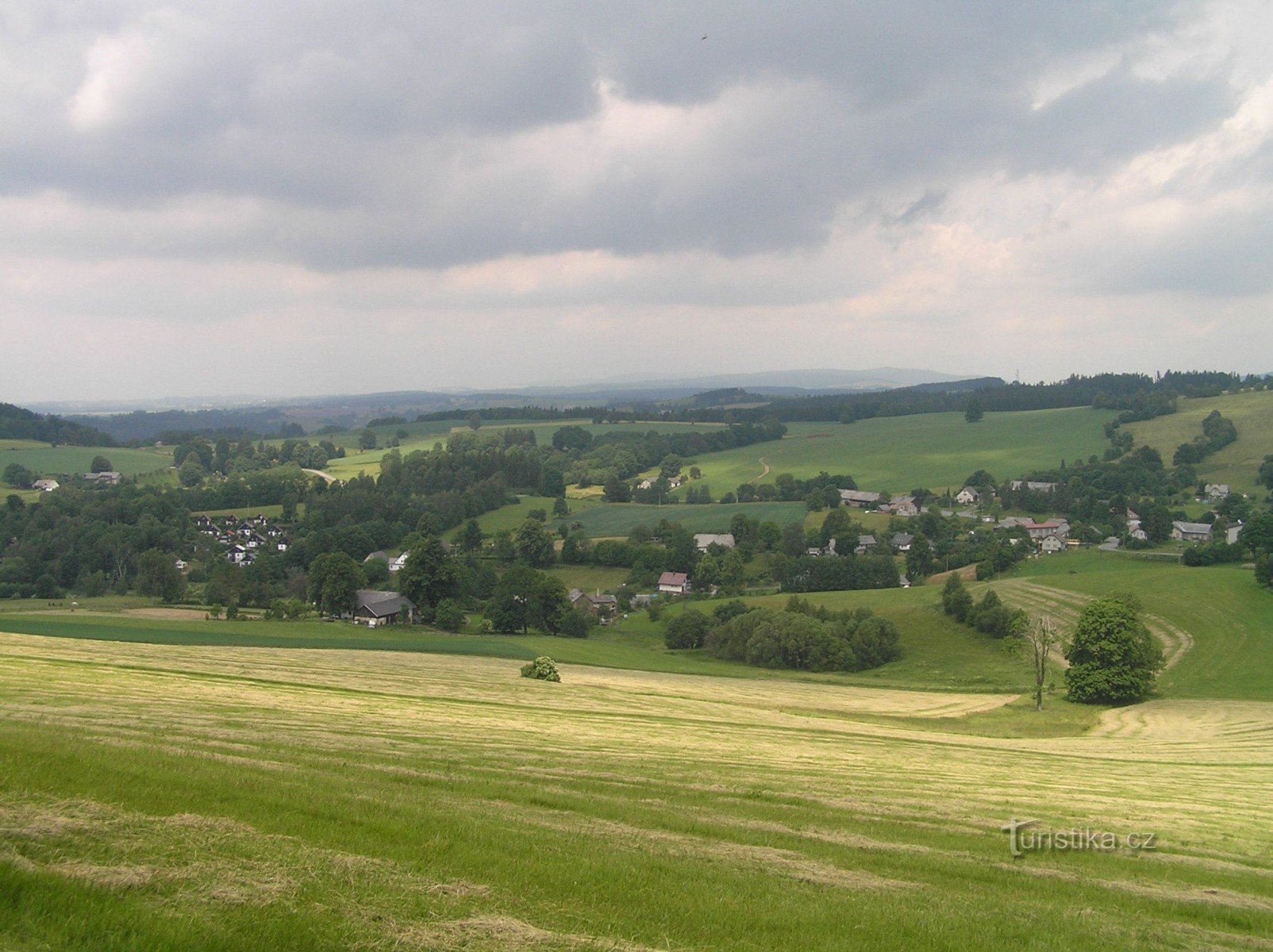 Pastviny a sinistra, Vlčkovice a destra. Vista dalle rocce di Studenecké.