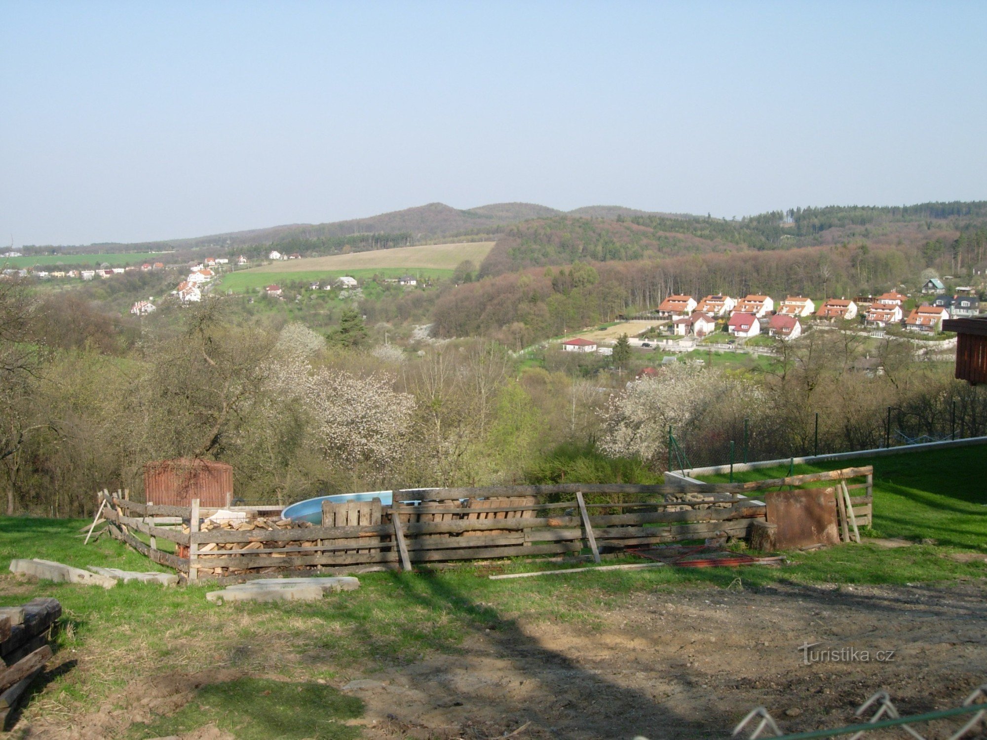 vlevo Přední vrch-nejvyšší bod trasy