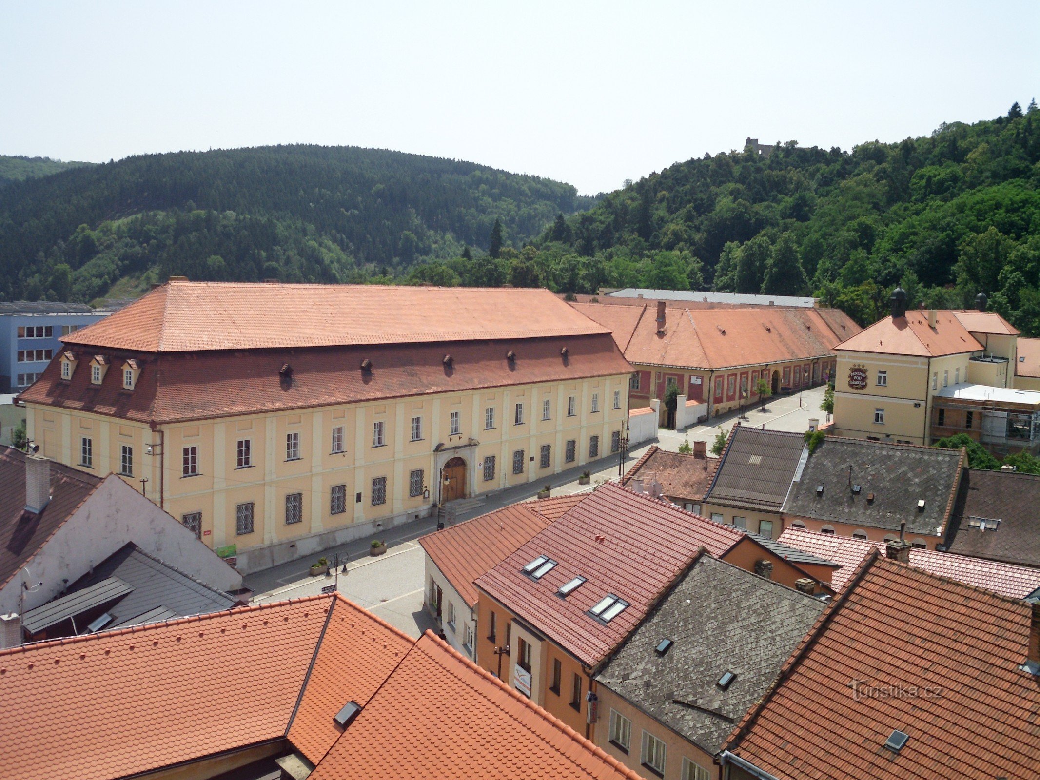 Vasemmalla Residenssi, keskellä Manský dvůr, kukkulalla linna, oikealla entinen luostari.