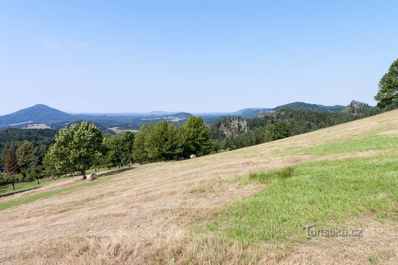 Růžovský vrch à gauche, Zirkelstein au milieu (à l'horizon)