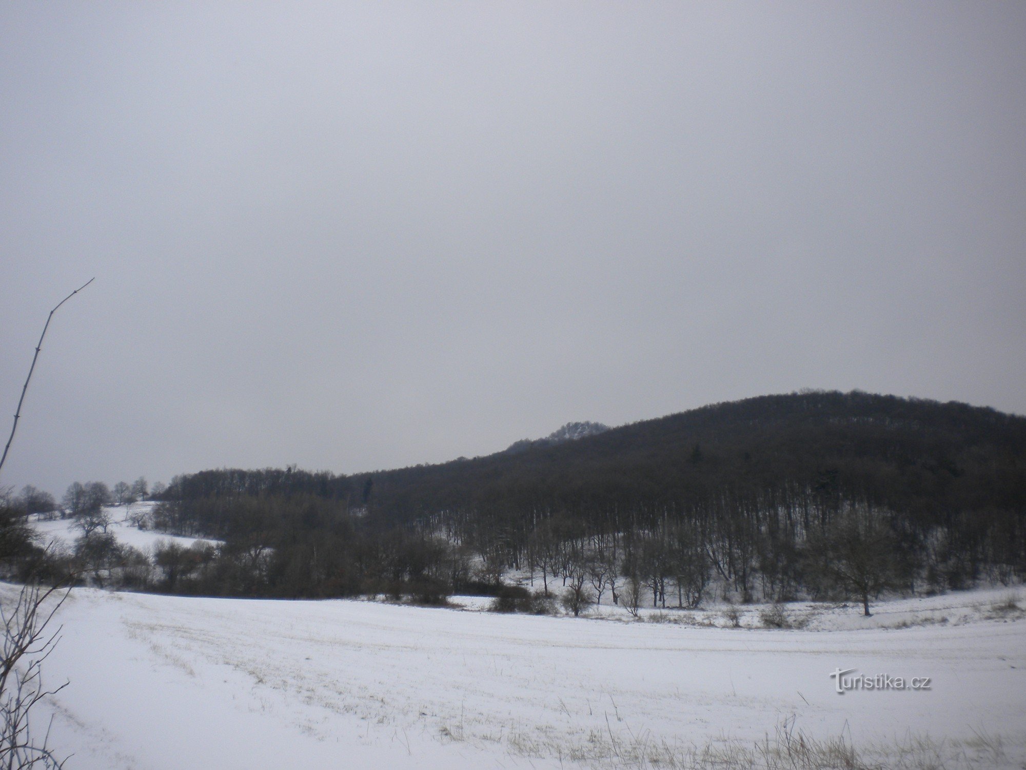 Links ragt der Gipfel der Klecečná-Spitze hervor.