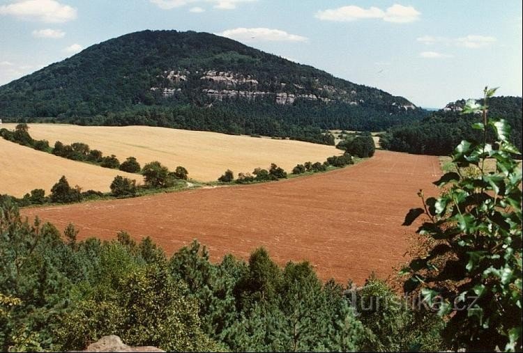 Vlhošť: Θέα από τους απέναντι βράχους - από το κάμπινγκ Náhoda