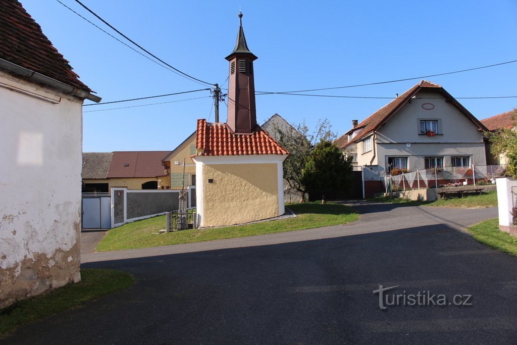 Vlkonice, lado da capela