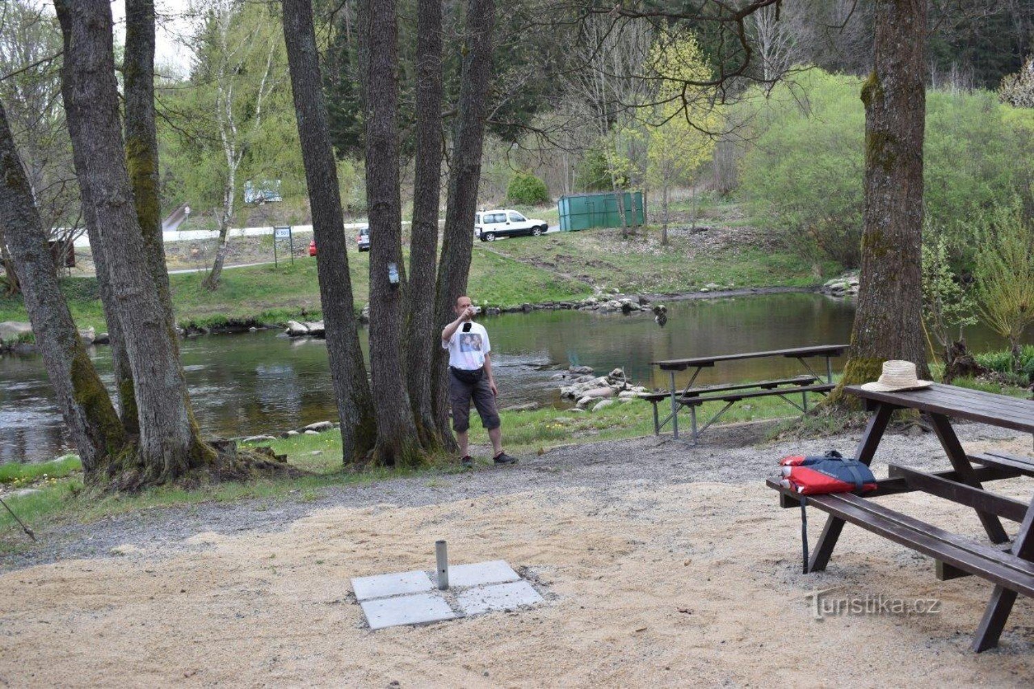 Moldau – Camping und Erfrischung Bei drei Eichhörnchen