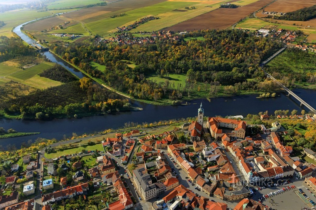 La rivière Vltava termine son pèlerinage entre les vignobles de Mělník