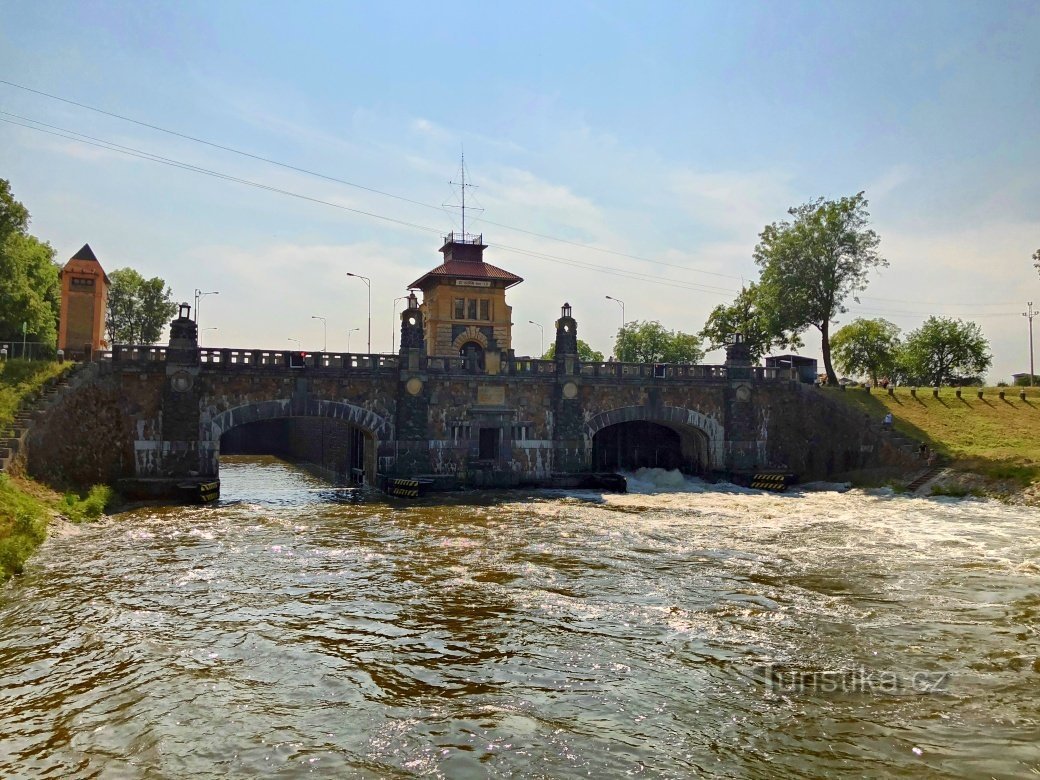 De rivier de Moldau eindigt zijn pelgrimstocht tussen de wijngaarden van Mělník