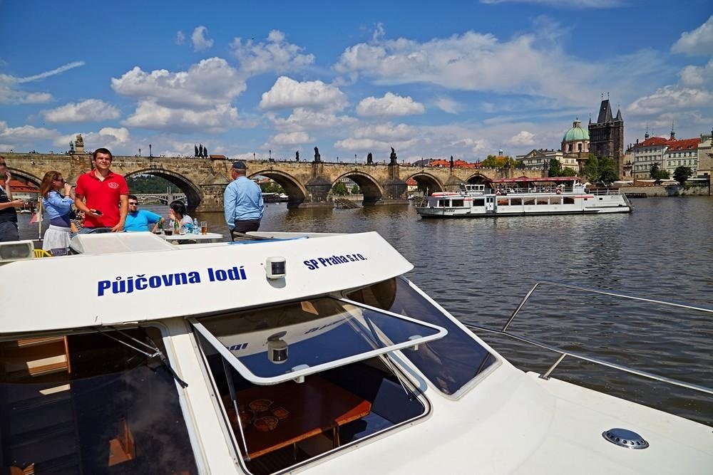 Vltava avec un bateau