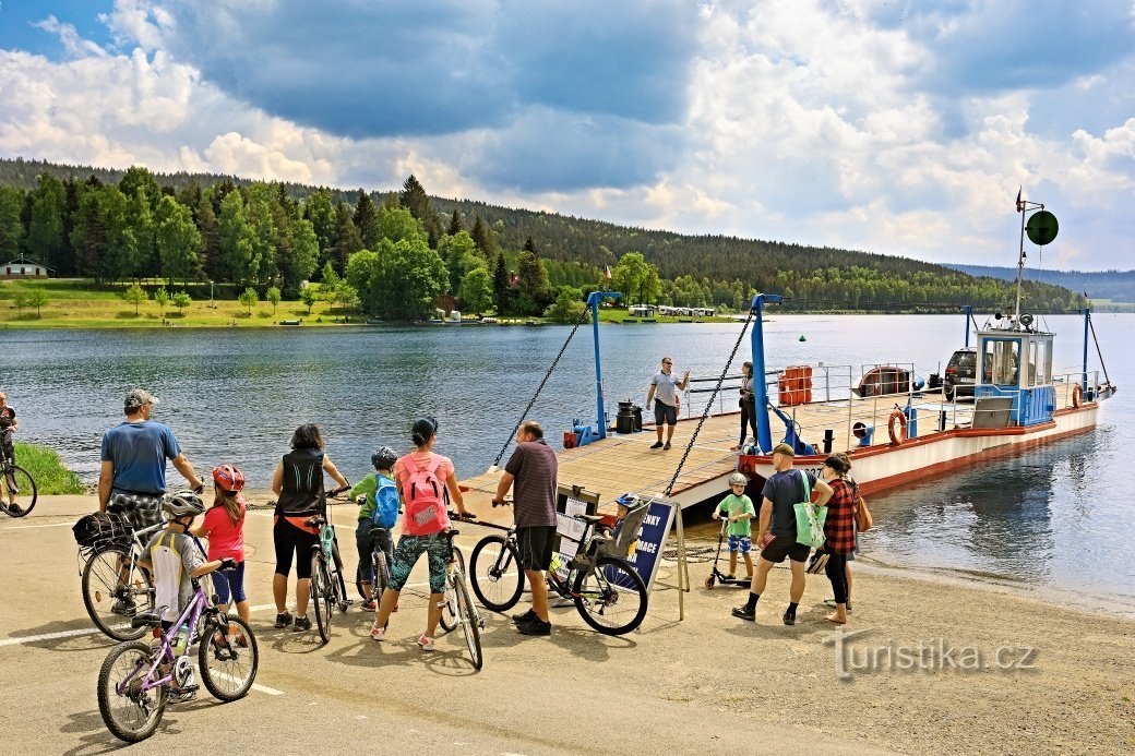 Traseul Vltava îi duce pe bicicliști de la izvoarele râului până la Mělník