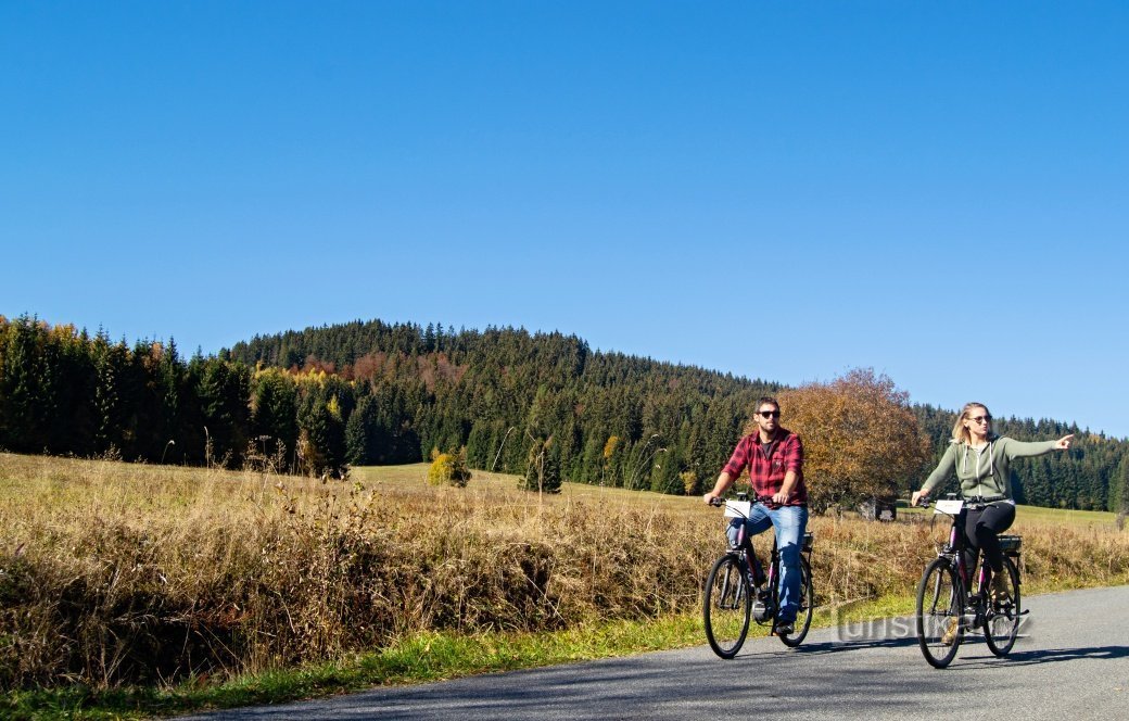 Traseul Vltava îi duce pe bicicliști de la izvoarele râului până la Mělník