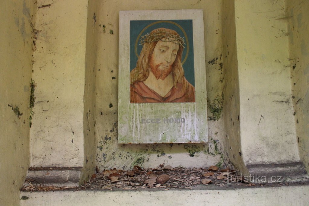 El interior de la capilla