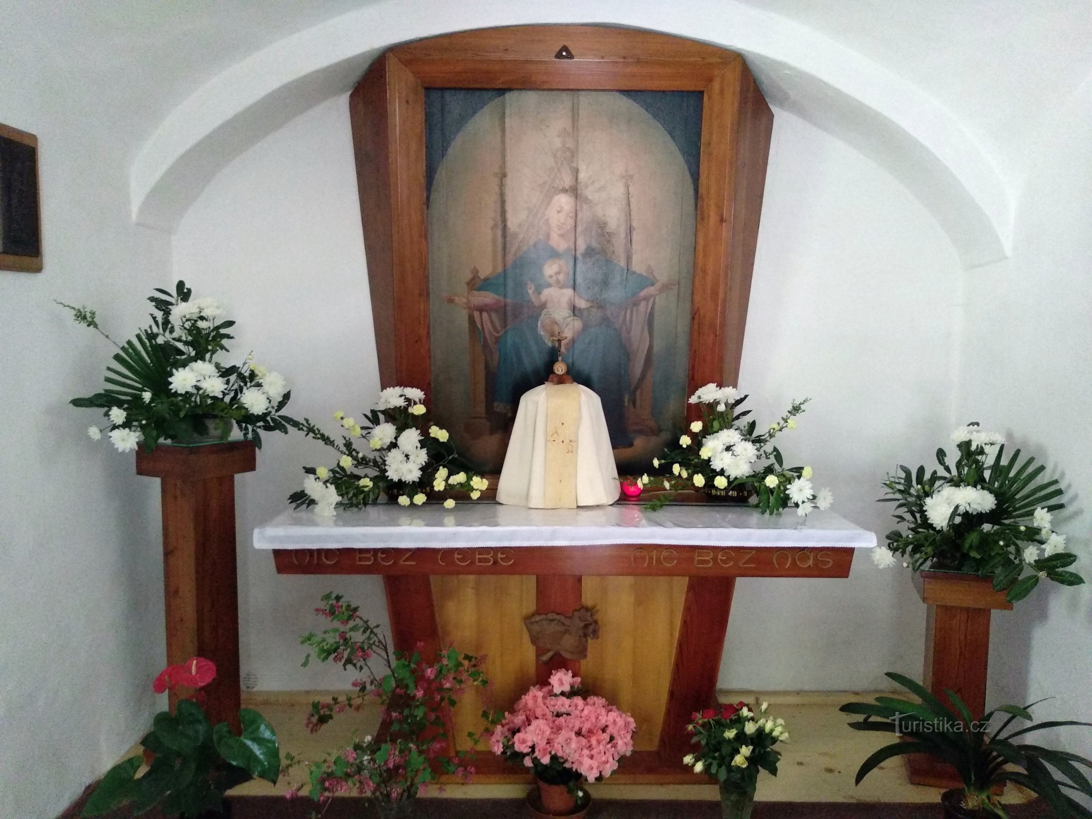 het interieur van de kapel van de Maagd Rokolská