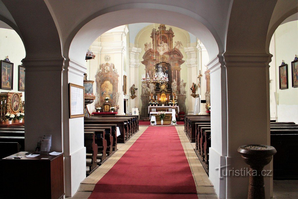 L'interno della chiesa di S. Alois