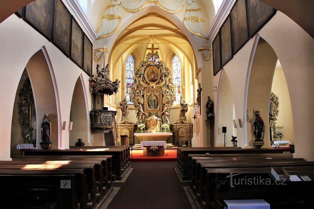 El interior de la iglesia de St. Nicolás