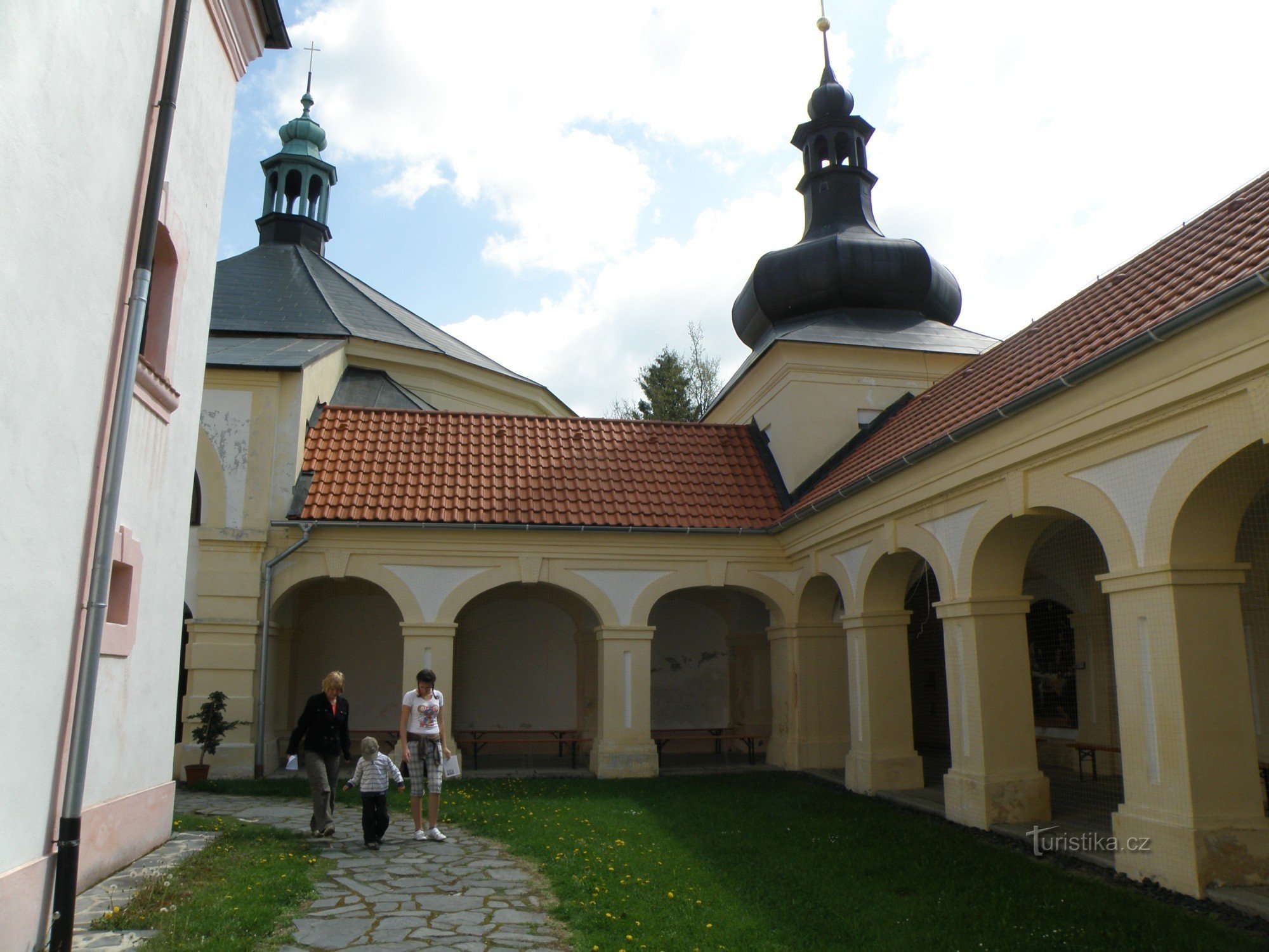 Innenhof mit Arkaden