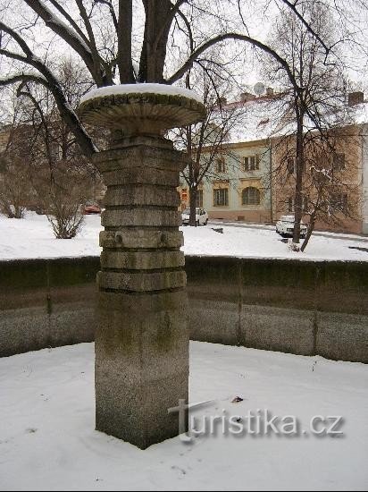 Inner column: Inside the tank is a four-sided granite hewn column, circular on top