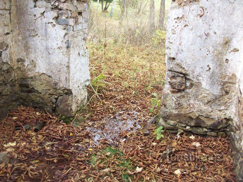 L'acqua scorre liberamente sul pavimento