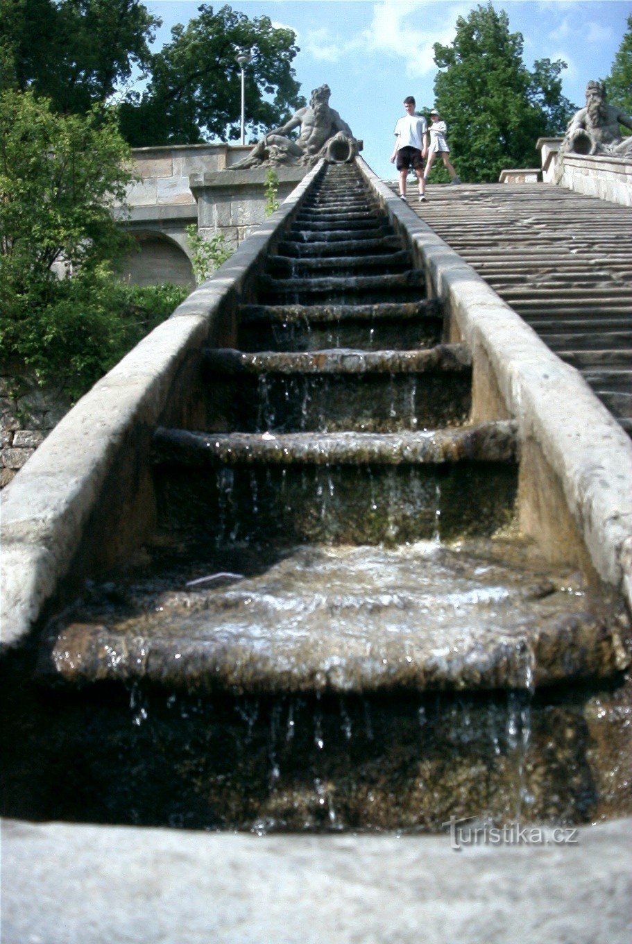 Wasser fließt in die Rinne