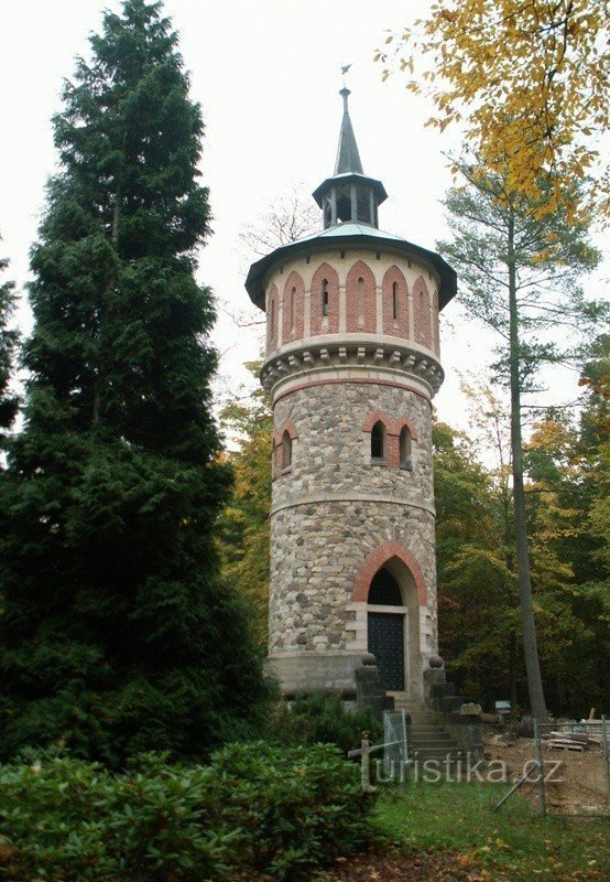 Torre dell'acqua nel parco del castello di Sychrov