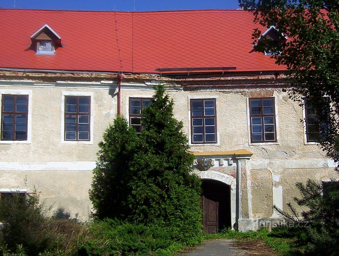 Vodice-zamek-południe, fasada główna z portalem i herbem-fot. Ulrych Mir.