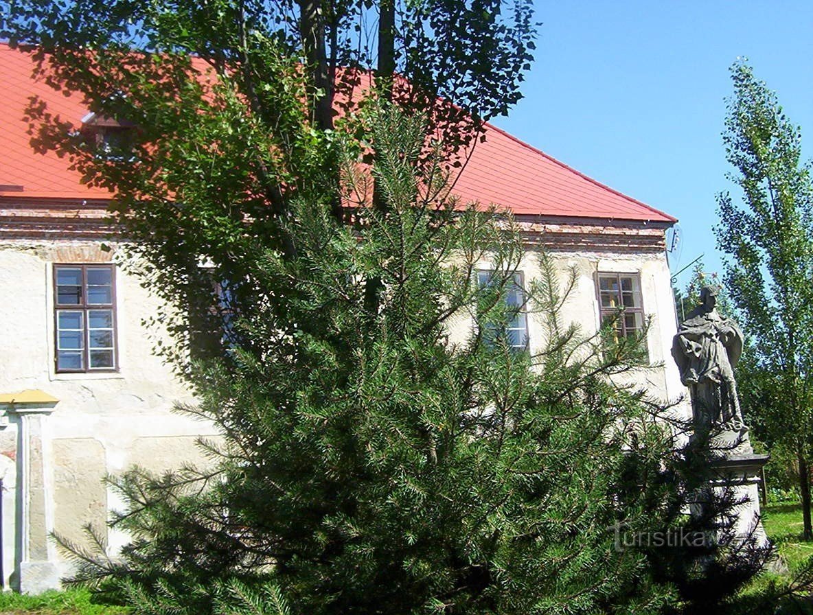 Vodice-castelo-estátua em frente à fachada sul-Foto: Ulrych Mir.