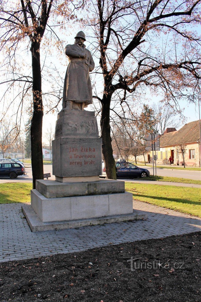 Vodňany, Trocnovból származó Jan Žižka emlékműve