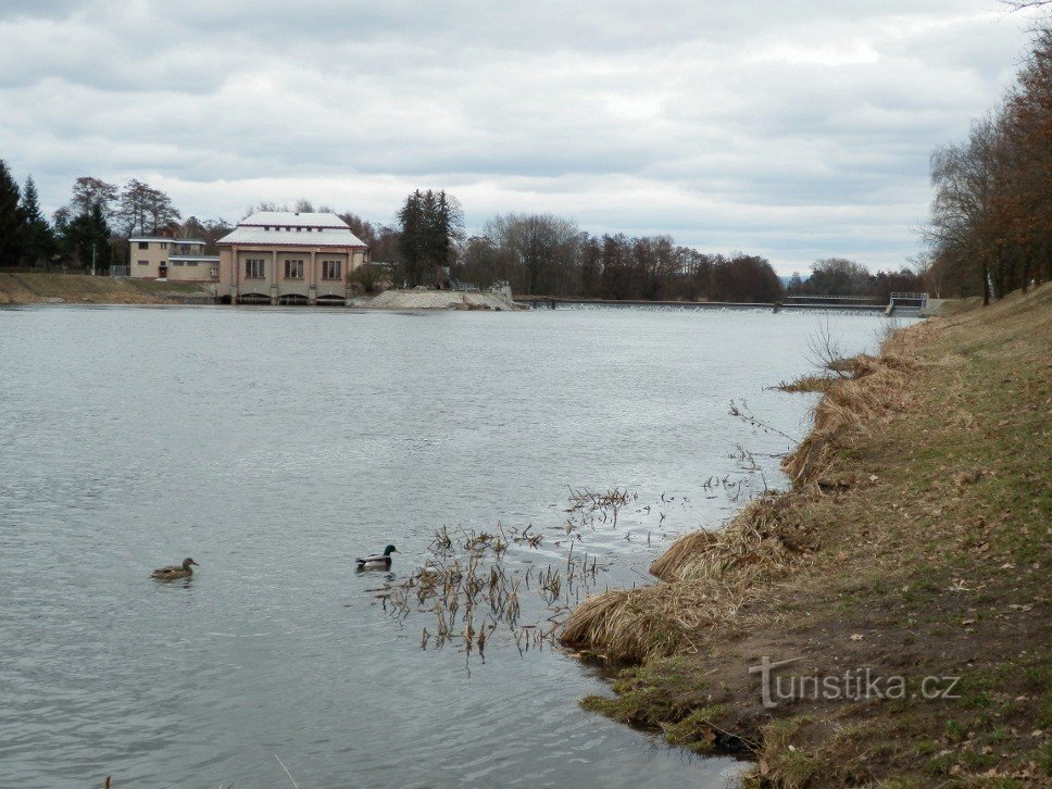 Wasserkraftwerk und Talsperre Malšovick vom linken Orlice-Ufer