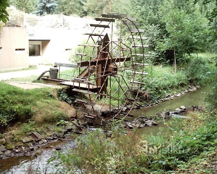 Vesipyörä: Vesipyörä, joka toimittaa eläintarhalle vettä lampia varten