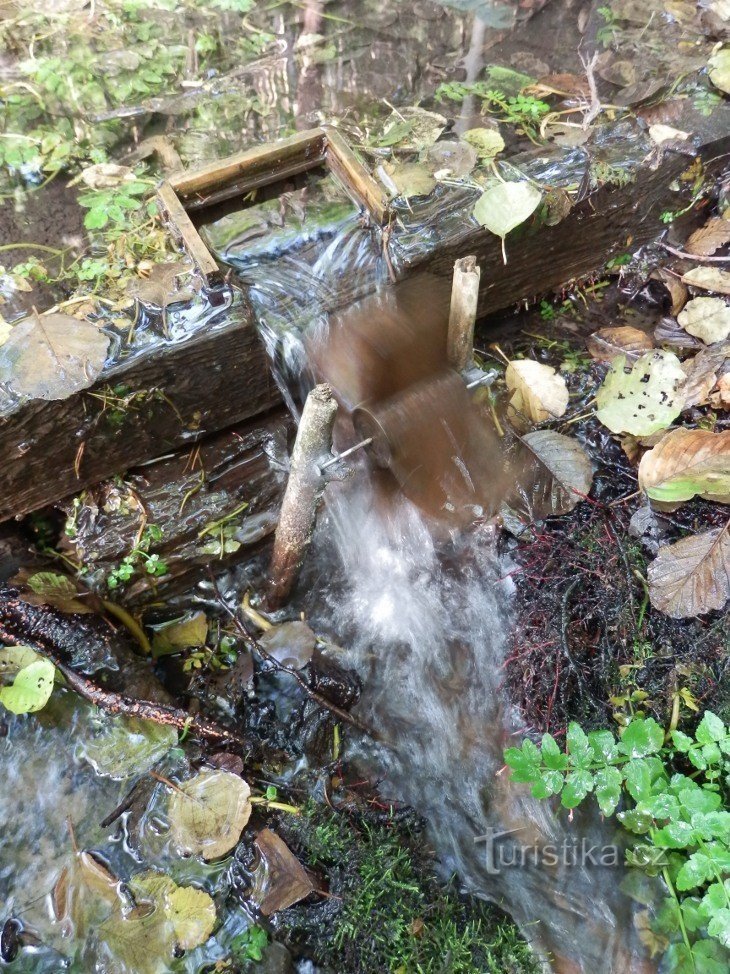 Wassermühle, dreht sich schnell