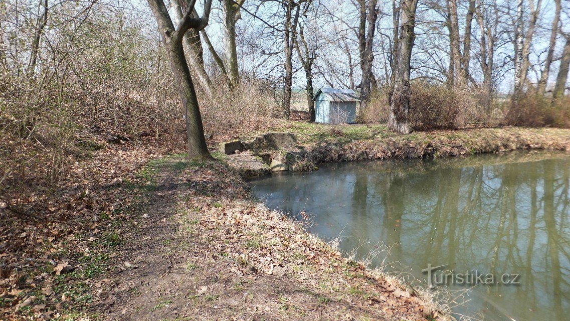 Wasserreservoir bei der Tankstelle in Choltice