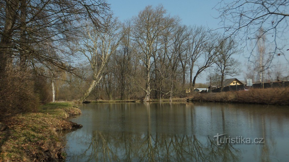 waterreservoir bij het tankstation in Choltice