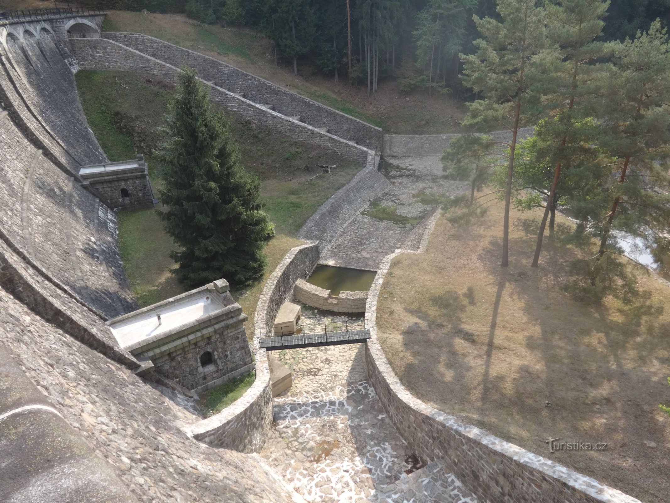 Depósito de agua de Pařížov en el río Doubrava