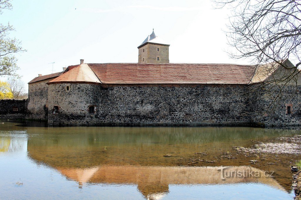 Wassergraben und Burg