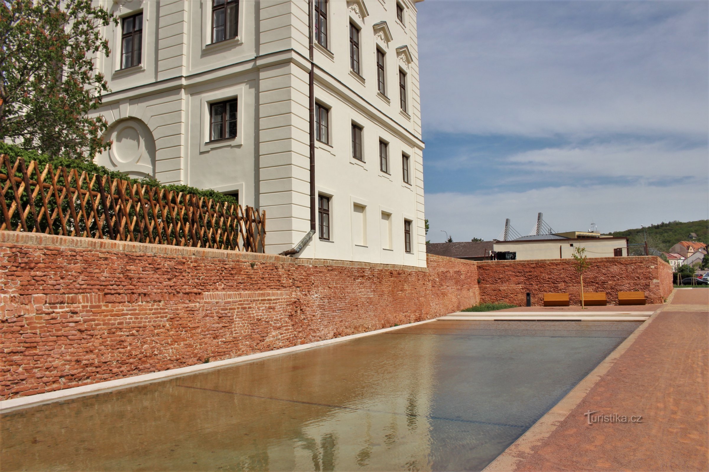 Piscina de agua bajo la muralla del castillo - mayo de 2019