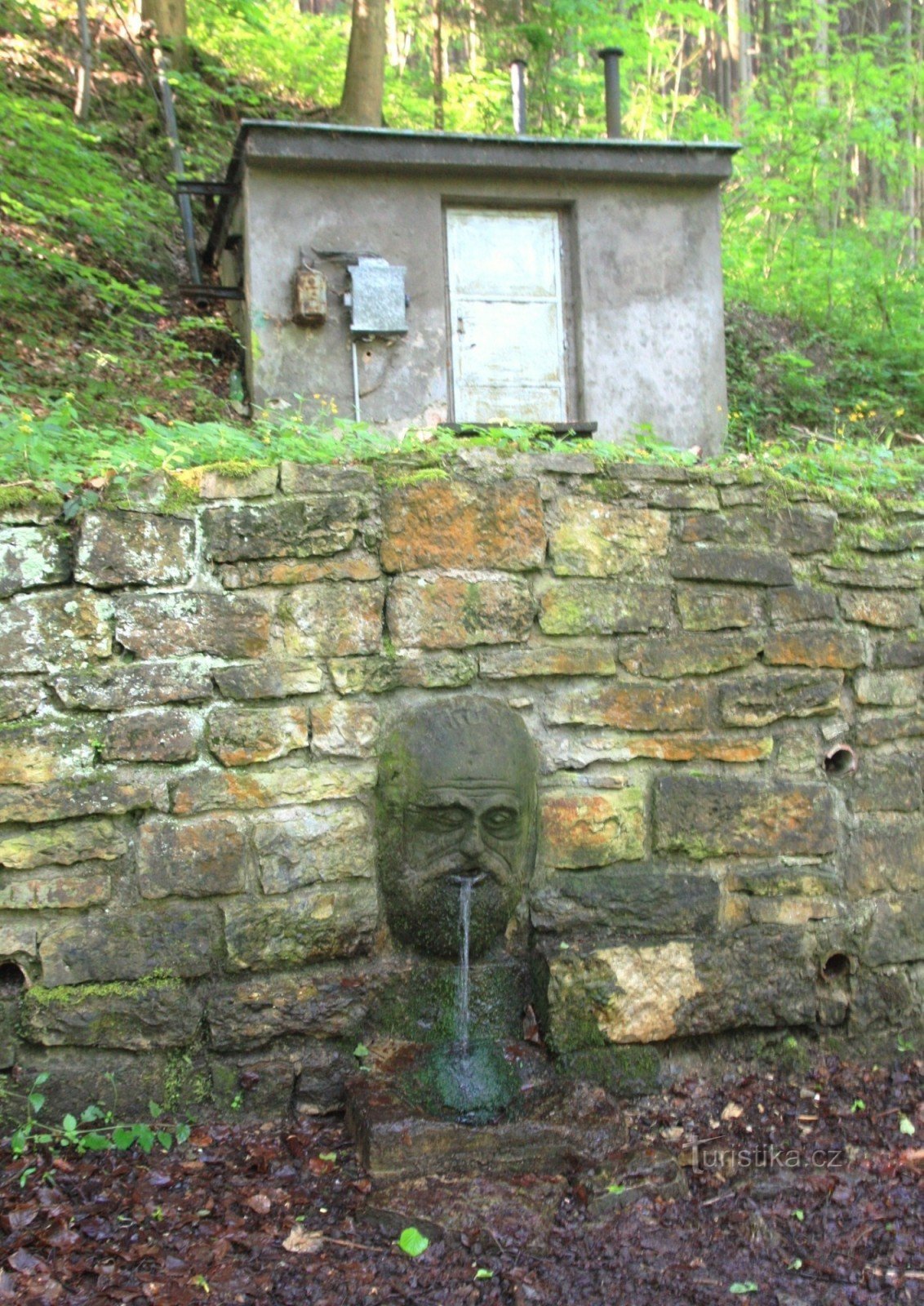Ein Reservoir mit einem Überlauf des Einsiedlerbrunnens