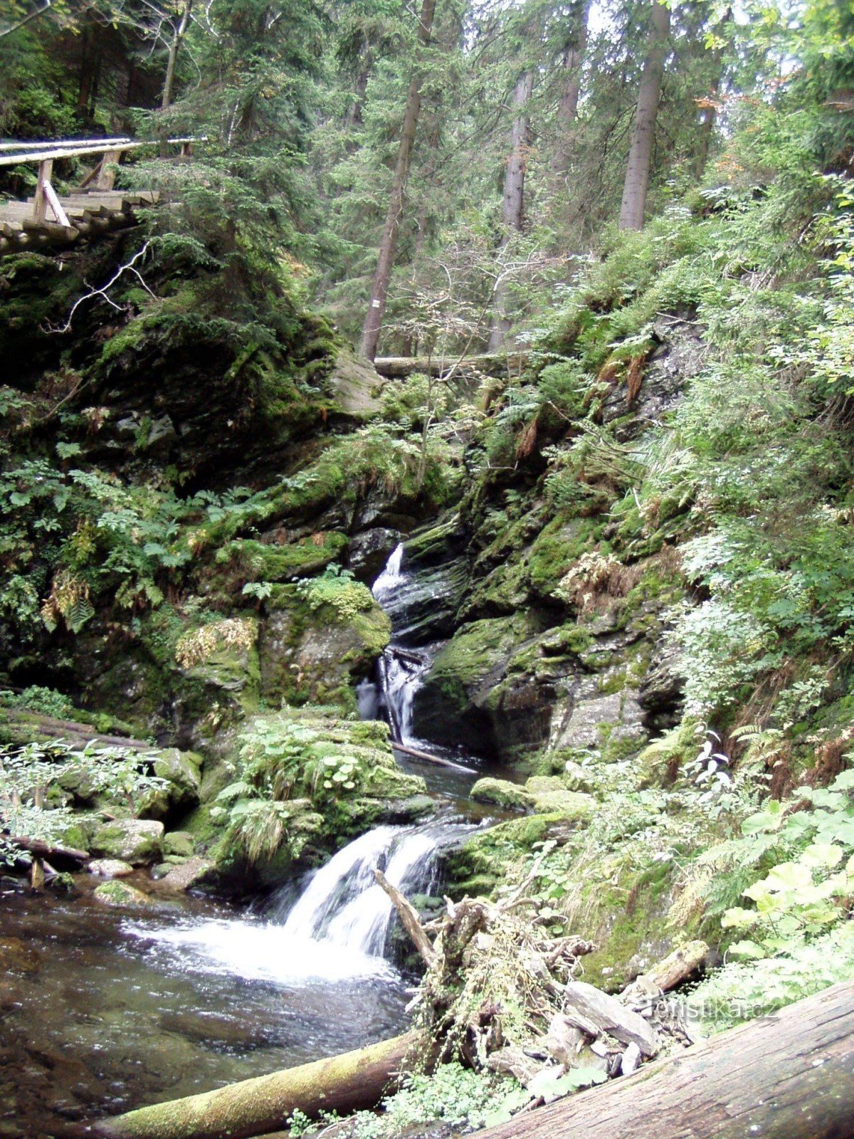 Weißer Opava-Wasserfall