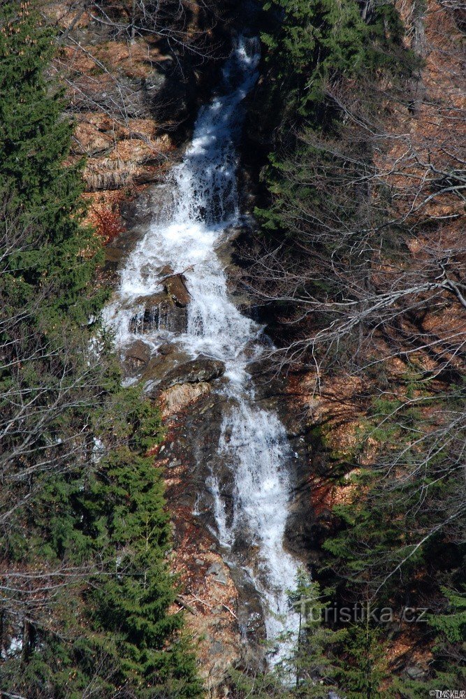 Vodopád Divokého potoka ze skal u Vodní cesty (duben 2012)