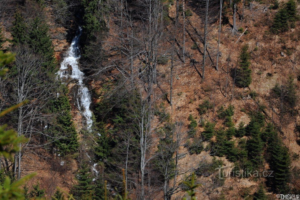 Водопад Дикий поток со скал возле Водни цеста (апрель 2012 г.)