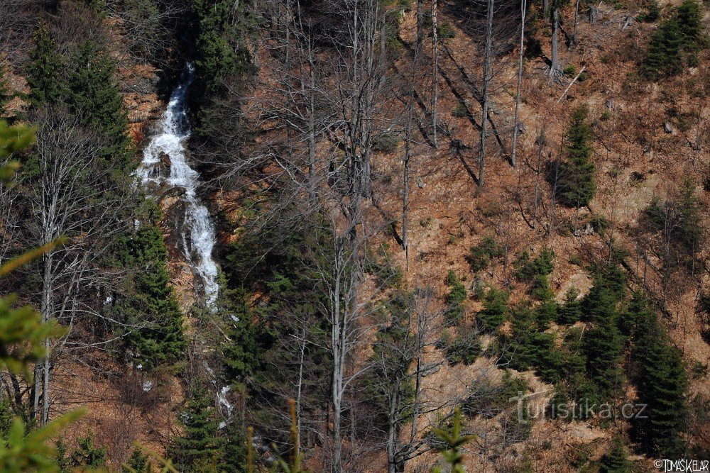 Cascada Divoký potok de pe stâncile de lângă Vodní cesta (aprilie 2012)