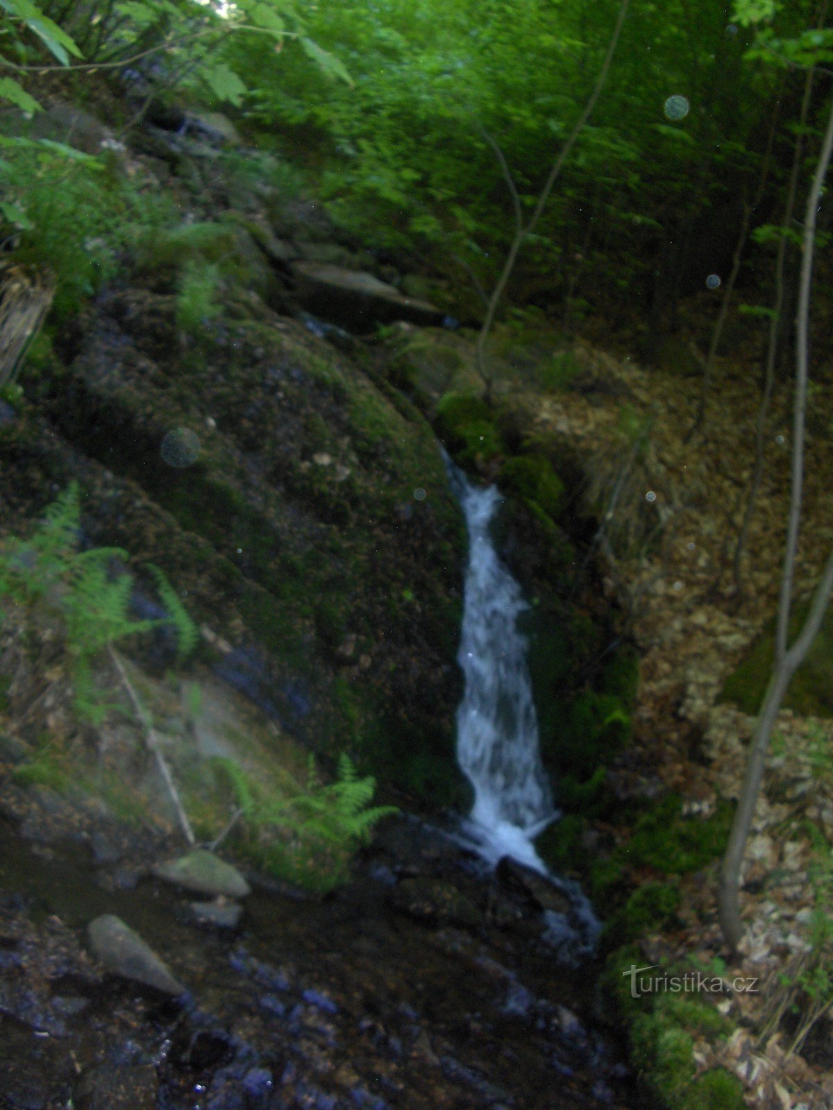 Unčín 溪流上的瀑布。