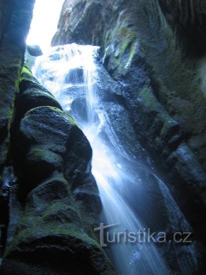 cascadă în Adršpašské skály