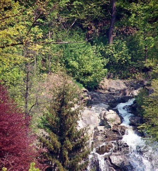 vodopád v Táboře: na jaře 2006