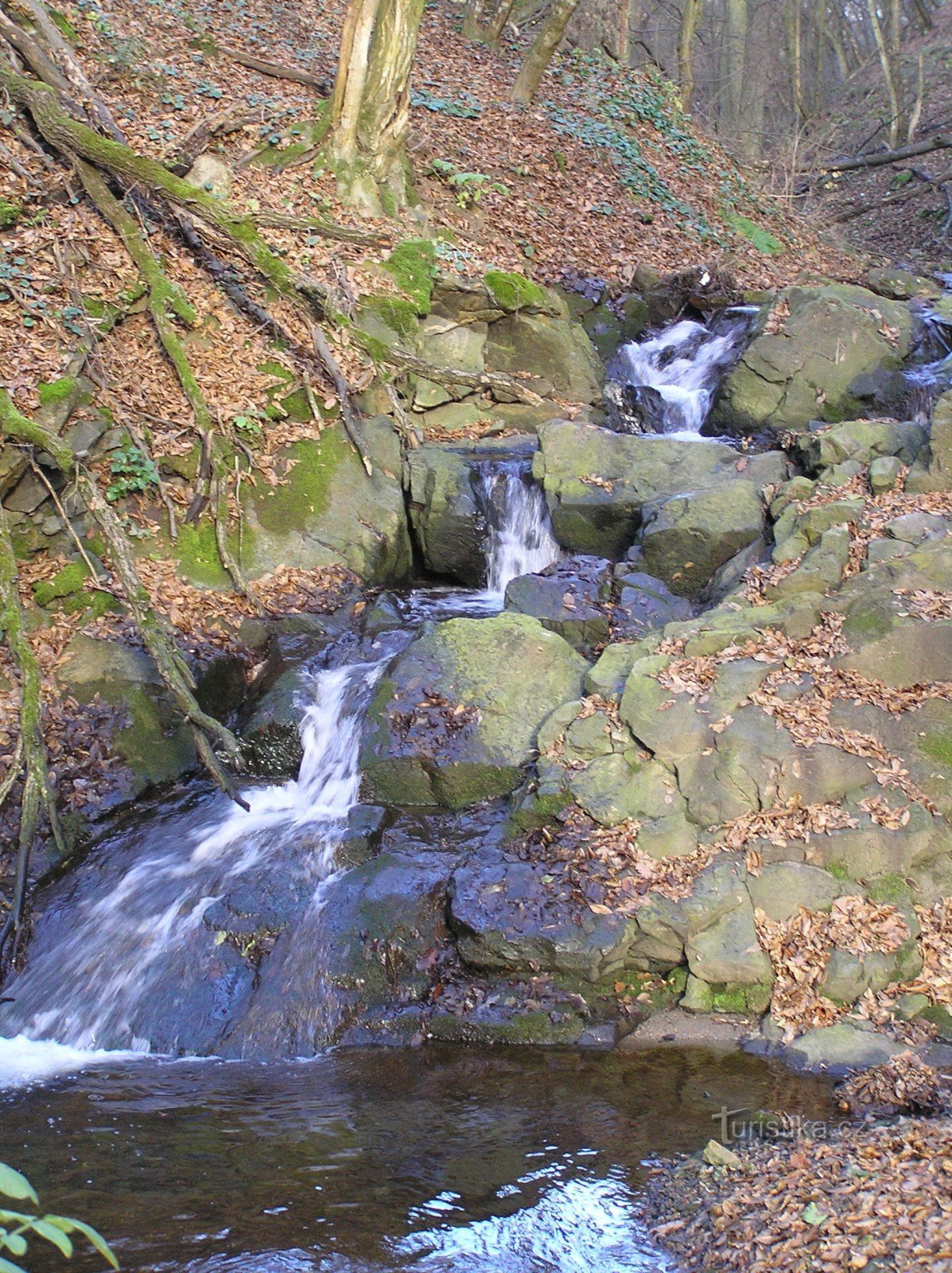 Wasserfall in der Lhánická-Schlucht