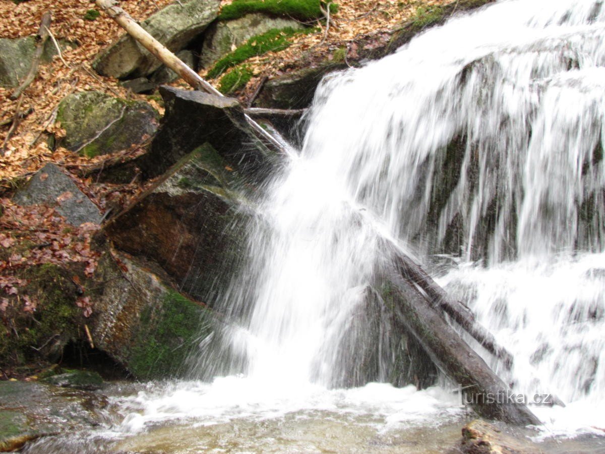 Jeseníky-vattenfall med kaskader på Hučava-strömmen