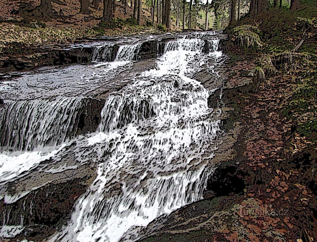 Jeseníky-watervallen met watervallen op de Hučava-stroom