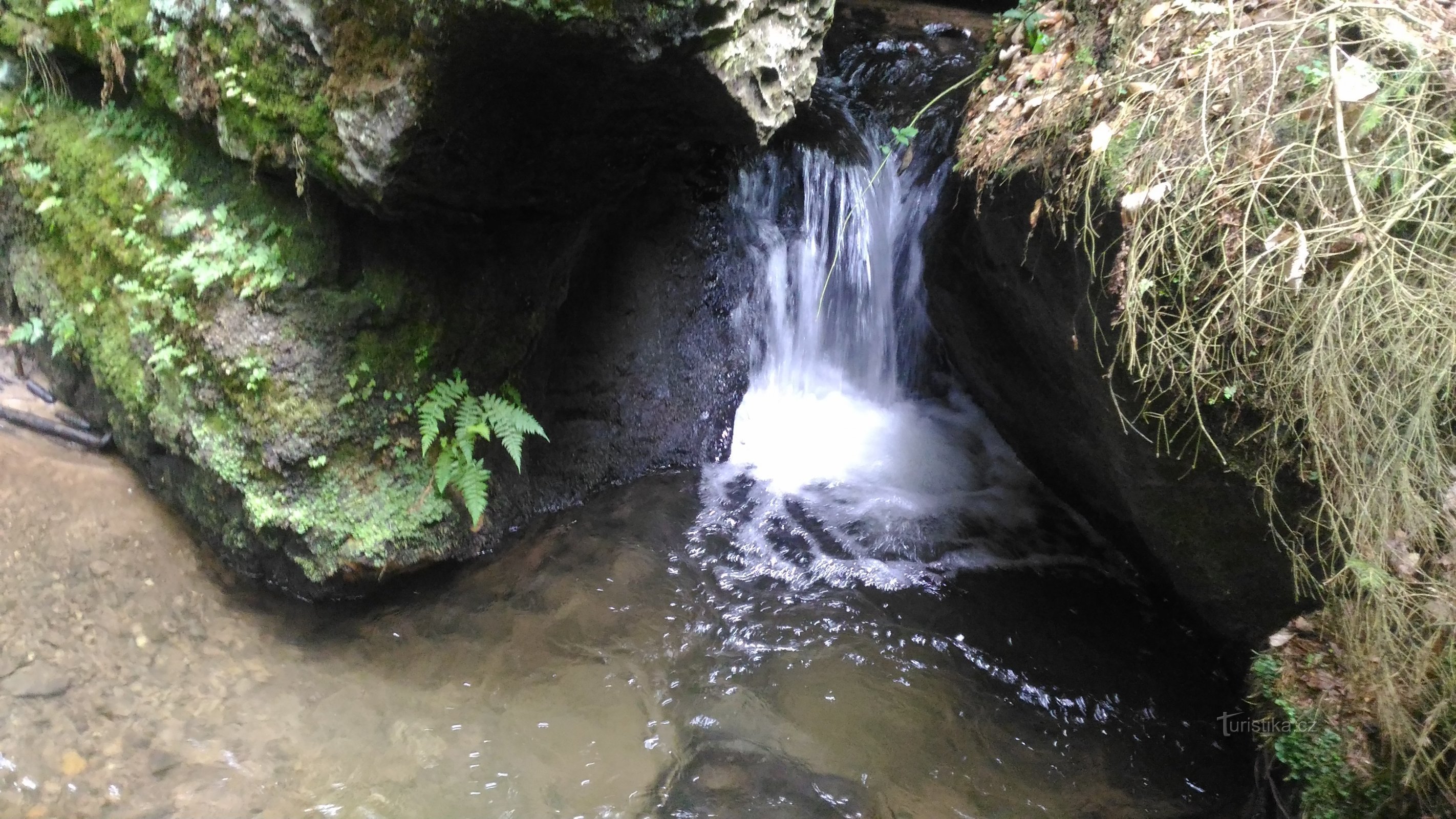 Watervallen op de Dolnožlebský-stroom.