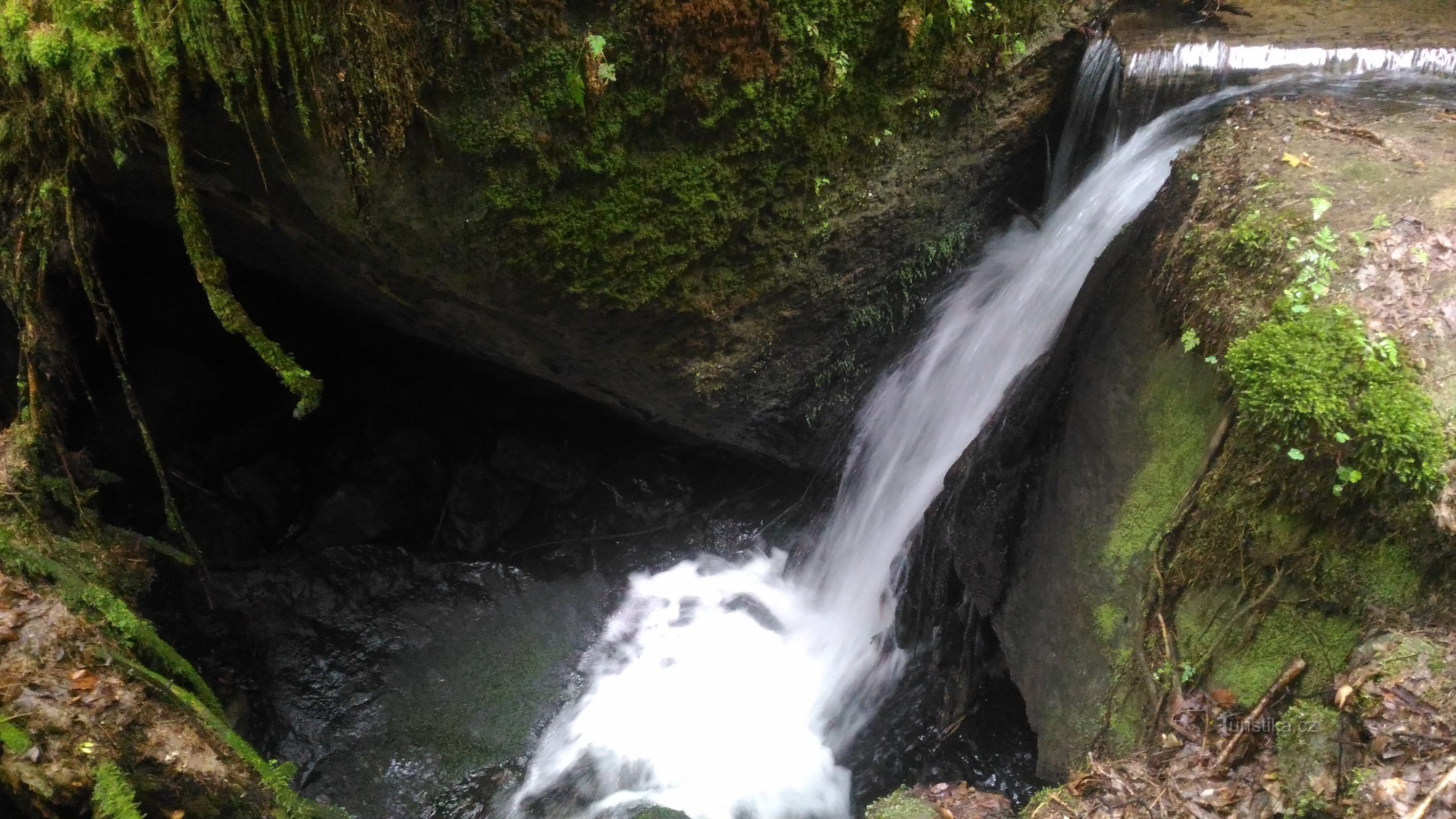 Watervallen op de Dolnožlebský-stroom.