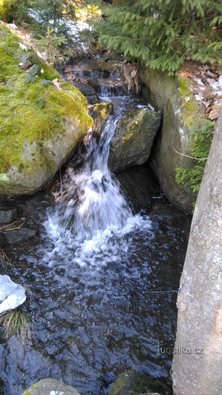 Ostružník 溪流上的瀑布。